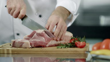 老板手切割肉厨房特写镜头男人。老板手切割猪肉角